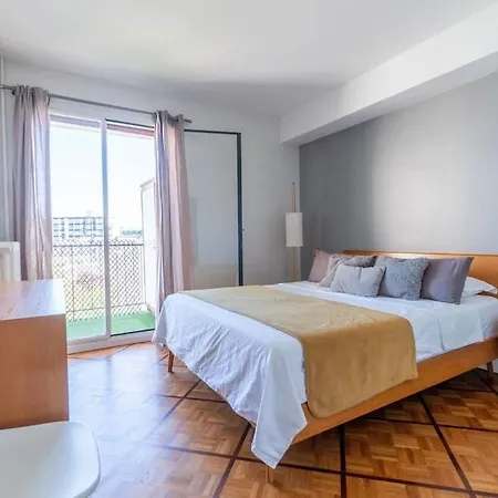 Apartament Charming 1br Flat With Balcony - Central