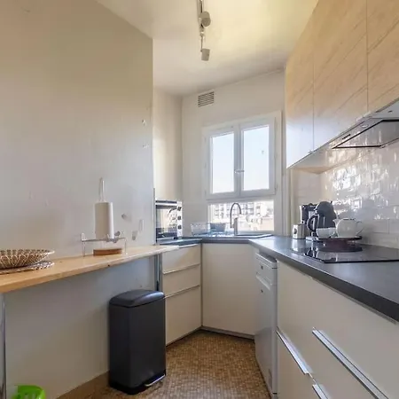 Apartament Charming 1br Flat With Balcony - Central Paryż