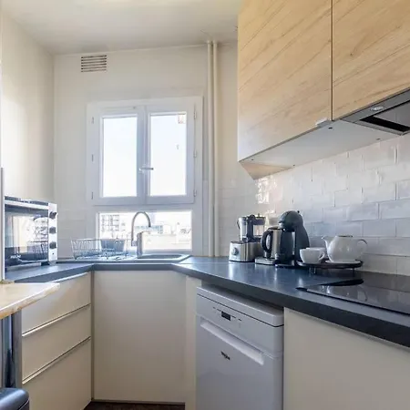 Apartament Charming 1br Flat With Balcony - Central