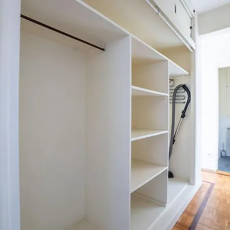 Apartament Charming 1br Flat With Balcony - Central *