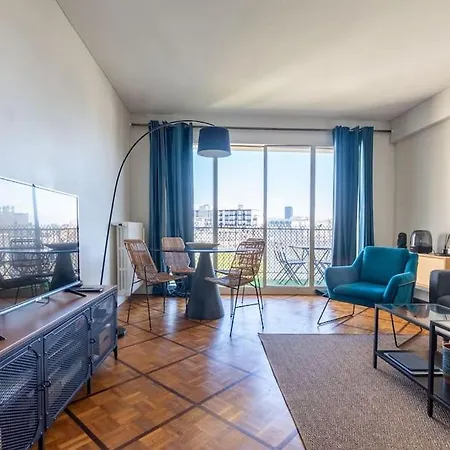 Apartament Charming 1br Flat With Balcony - Central