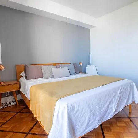 Charming 1br Flat With Balcony - Central Apartment *