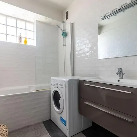 Charming 1br Flat With Balcony - Central Paris