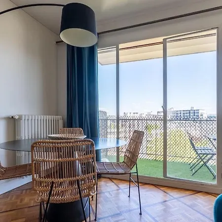Charming 1br Flat With Balcony - Central