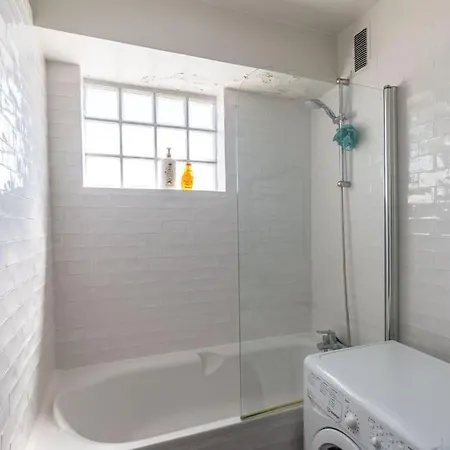 Charming 1br Flat With Balcony - Central Apartment